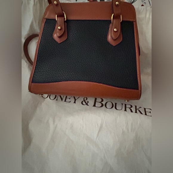 Authentic Dooney & Bourke shoulder bag in gorgeous condition. Beautiful! - Picture 3 of 8